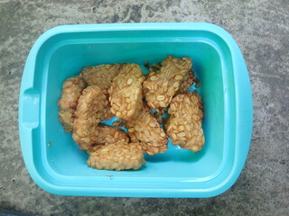 Fried tempeh in a blue bowl