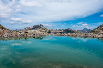 Fototapeta na wymiar Deep blue mountain lake in the swiss mountains
