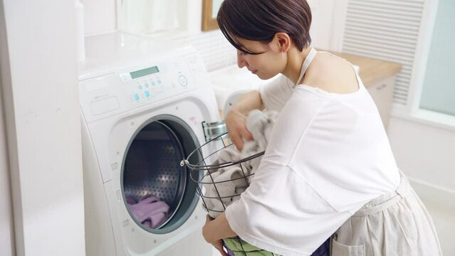 洗濯をする女性