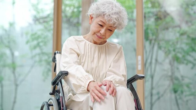膝が痛いシニア女性