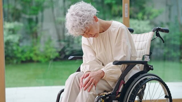 膝が痛いシニア女性