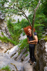 Naklejka premium Woman backpacker in a canyon