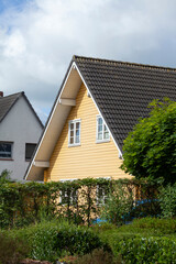 Gelbes Wohnhaus im Grünen, Rekum, Bremen, Deutschland