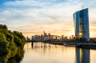 EZB Frankfurt Skyline bei Sonnenuntergang - obrazy, fototapety, plakaty