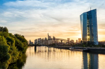 EZB Frankfurt Skyline bei Sonnenuntergang © Tobias