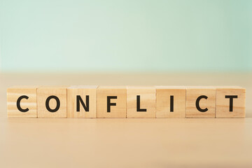 争い・対立・紛争のイメージ｜「CONFLICT」と書かれたブロック
