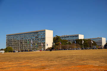 Foto panorâmica da Esplanada dos Ministérios em Brasília, em dia claro com céu azul.