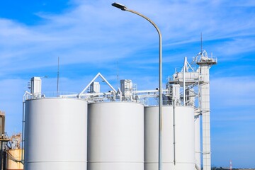 青空と工場の貯蔵タンク
