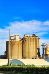 青空と工場の貯蔵タンク