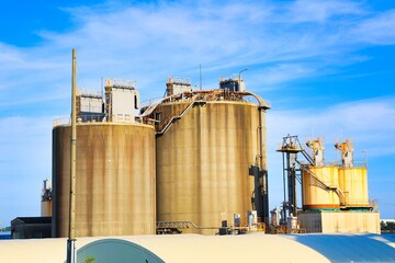 青空と工場の貯蔵タンク
