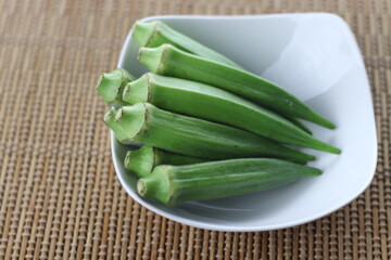 磁器角鉢にはいったオクラ