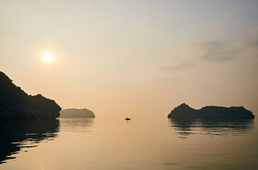 Fototapeta na wymiar beautiful sunset on halong bay islands in vietnam. beautiful rocky islands in the turquoise sea. unesco heritage