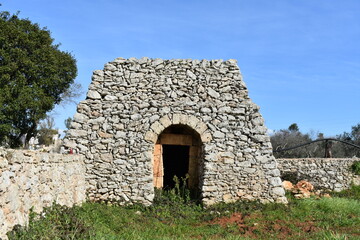 Fototapeta na wymiar old traditional dry stone building from south italy