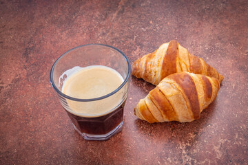 tasse de café et croissant sur une table