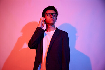 若いビジネスマンのカラフルなポートレート