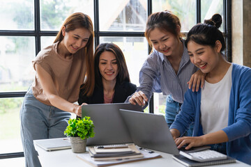 Obraz premium Financial advisor teamwork and accounting concept. Business Team Meeting to brainstorm and discuss to audit finance planning sales. professional investor working with new startup project