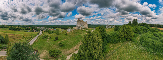 ruiny zamku w Mirowie na Śląsku w Polsce, panorama latem z lotu ptaka.