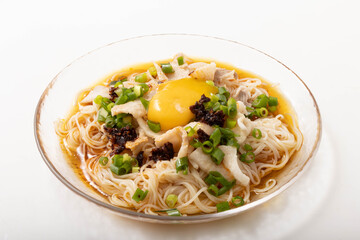 豚しゃぶとラー油のピリ辛そうめん
