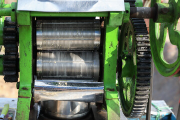 Machine for extracting sugarcane juice from sugar cane	
