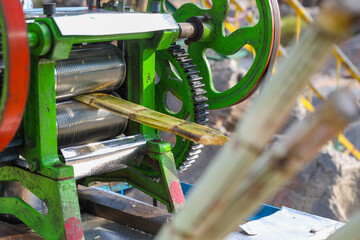 Machine for extracting sugarcane juice from sugar cane