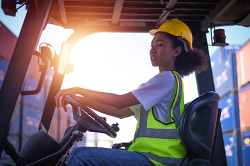 Naklejka premium Black women, American women afro of color Work in an international shipping yard area Export and import delivery service with containers