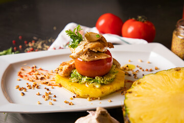 Bifinhos de Frango com Legumes Assados e Ananás