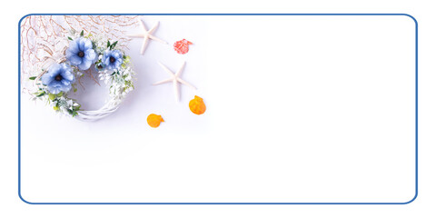 青いラナンキュラスと白い花と白い葉のリース