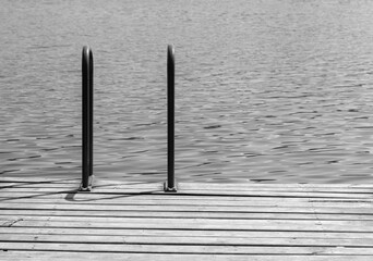 Pomost nad jeziorem. © Jarekfoto