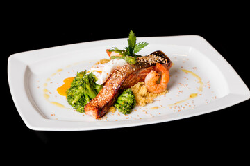 Salmão com Cous Cous, Legumes e Camarão
