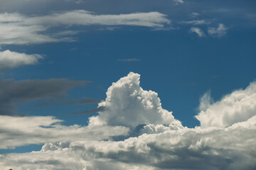 Chmury, błękitne niebo - obrazy, fototapety, plakaty