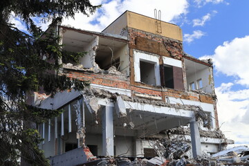 Demolition of an old building, city center (Ostrowiec Św. Poland).
Rozbiórka starego budynku,...