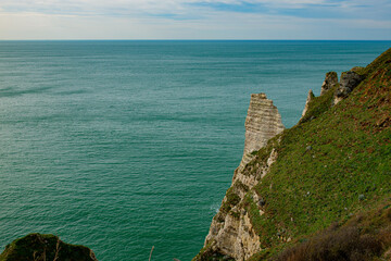 Panorama des falaises d'Etretat en Normandie, France. - 519832314
