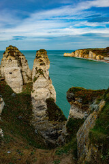 Panorama des falaises d'Etretat en Normandie, France. - 519832360