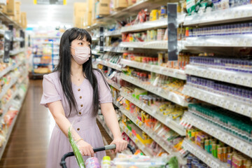 スーパーマーケットでカートを押す女性