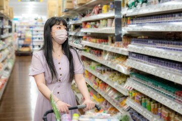 スーパーマーケットでカートを押す女性