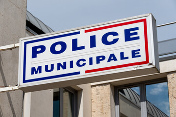 Enseigne "Police municipale" écrite en français sur la façade d'un bâtiment de la police municipale en France	