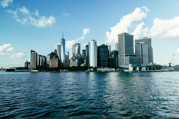 Naklejka premium View of the city of Manhattan from the river