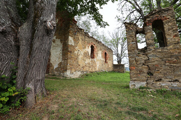 Krywe to dawna wioska w samym sercu Bieszczad z  której zachowały się tylko ruiny i łąki .
Ruiny Cerkiewi św. Paraskewy w Krywem
