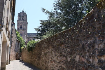 Rue typique, ville de Rodez, département de l'Aveyron, France
