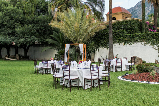Acomodo de mesas en jard&iacute;n para fiesta