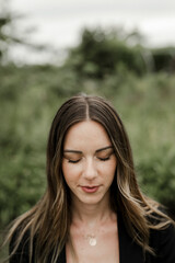 junge, entspannte Frau mit geschlossenen Augen