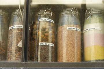 Bocaux de condiments et d'épices dans une vitrine