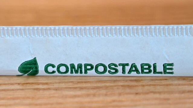 Compostable green sign on a straw package