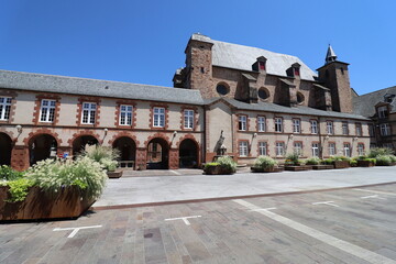 Fototapeta premium Le conseil départemental, ancien conseil général, vue de l'extérieur, ville de Rodez, département de l'Aveyron, France