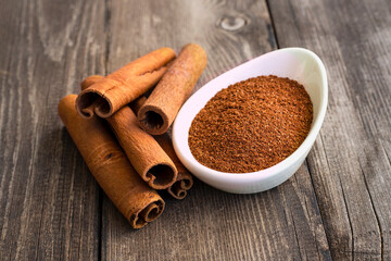 Fresh cinnamon sticks and powder