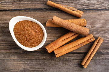 Fresh cinnamon sticks and powder