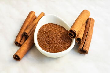 Fresh cinnamon sticks and powder