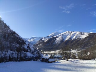 Montagnes enneig&eacute;es