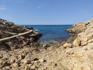 Fototapeta na wymiar Mer méditerrannée depuis les rochers