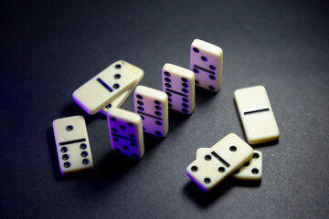 FICHAS DE DOMINÒ EN FONDO NEGRO CON FILTROS DE COLOR AZUL Y AMARILLO , EN DISTINTAS FORMAS Y DETALLES.